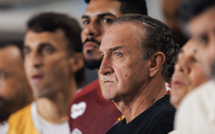 Cuca, técnico do Santos, na Vila Belmiro