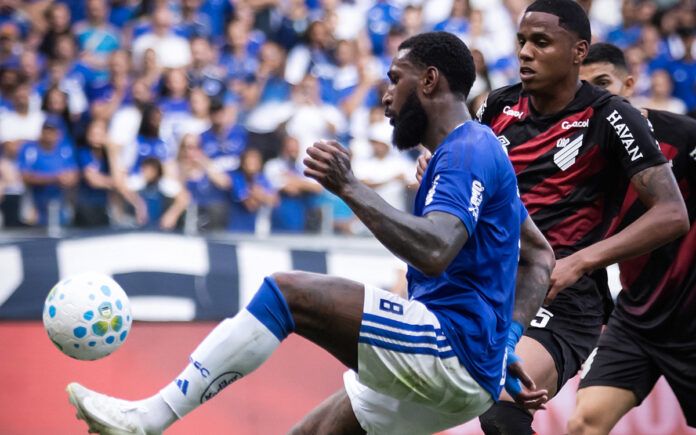 Gerson em jogo contra o Athletico-PR