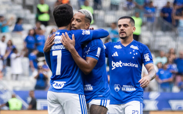 Matheus Pereira celebra gol contra o Athletico-PR