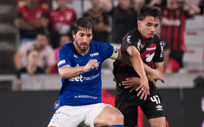 Lucas Silva em duelo com Athletico-PR, em Curitiba