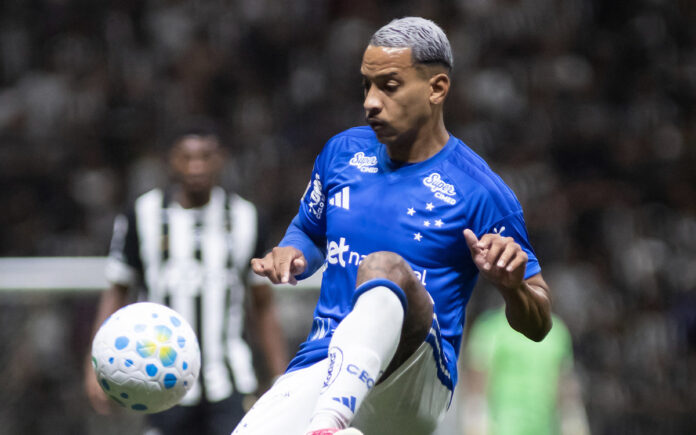 Matheus Pereira no clássico contra o Atlético-MG