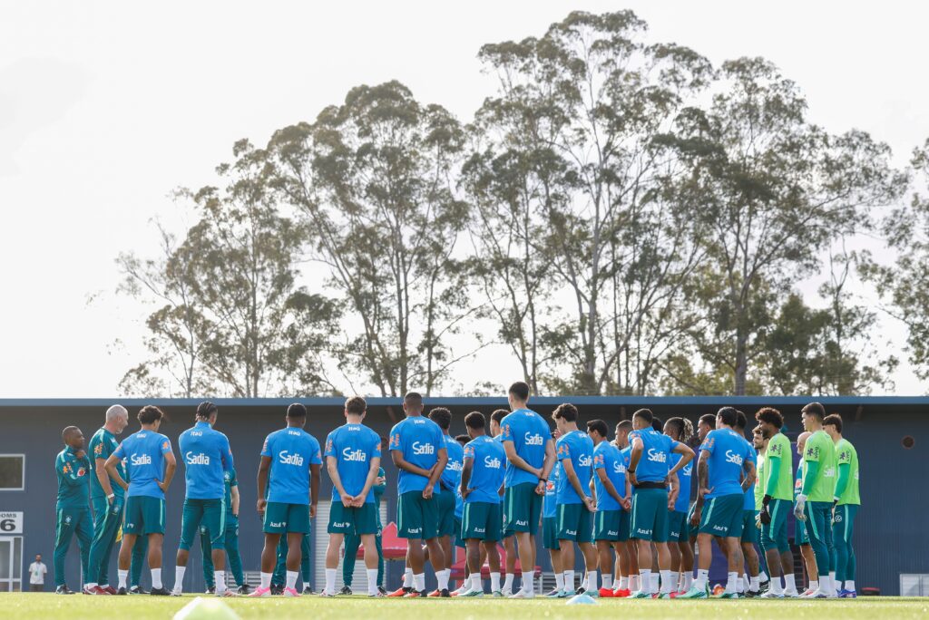 Otávio com o grupo da Seleção Brasileira (Foto: Rafael Ribeiro/CBF)