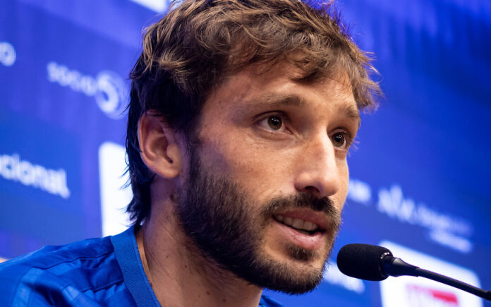 Viña em coletiva de apresentação no Cruzeiro