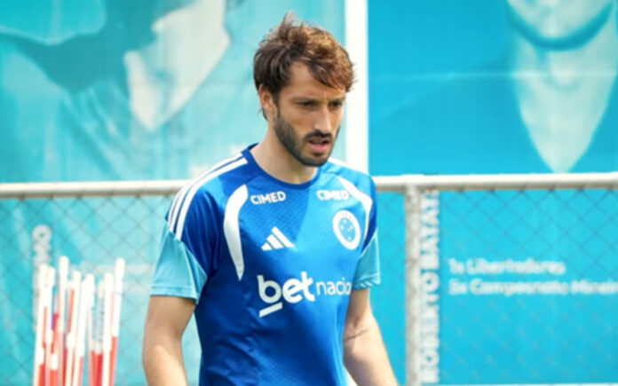 Viña durante treino do Cruzeiro na Toca II, em BH