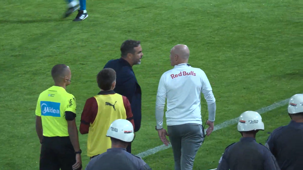 Artur Jorge discute com Anderson Marques, membro da comissão do Bragantino (Foto: Samuca TV)