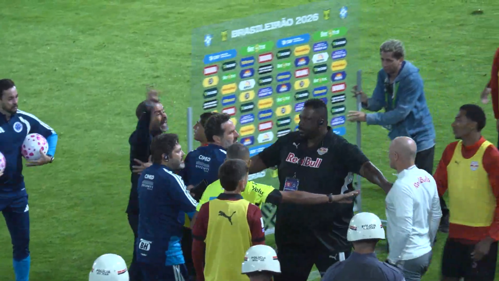 Artur Jorge discute com Anderson Marques, membro da comissão do Bragantino (Foto: Samuca TV)