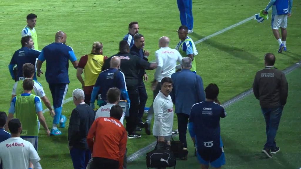 Artur Jorge discute com Anderson Marques, membro da comissão do Bragantino (Foto: Samuca TV)