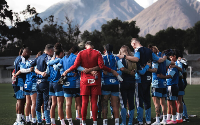 Elenco do Cruzeiro Feminino em Quito (Foto: Gustavo Martins/Cruzeiro)