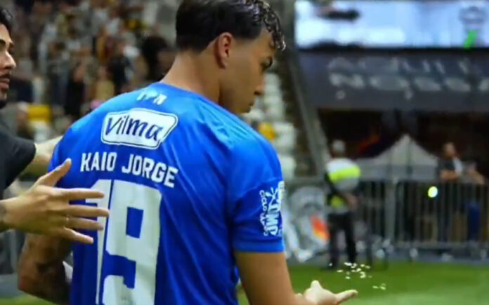 Kaio Jorge joga milho na Arena (Foto: Reprodução/Premiere)
