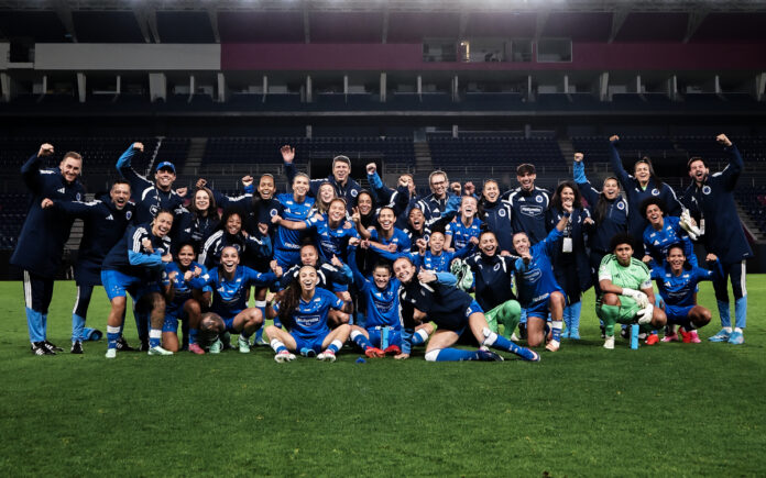 Delegação do Cruzeiro Feminino, em Quito (Foto: Gustavo Martins/Cruzeiro)