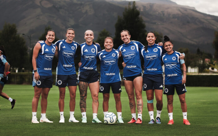 Jogadoras do Cruzeiro Feminino, em Quito (Foto: Gustavo Martins/Cruzeiro)