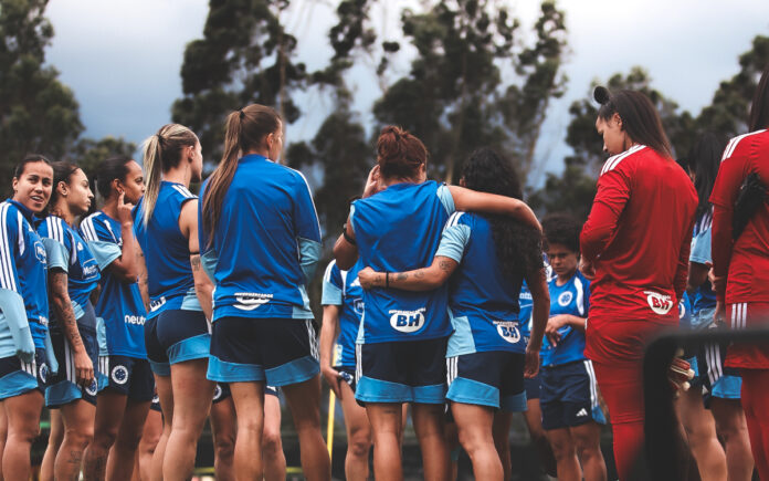 Elenco do Cruzeiro Feminino em Quito, no Equador (Foto: Gustavo Martins/Cruzeiro)