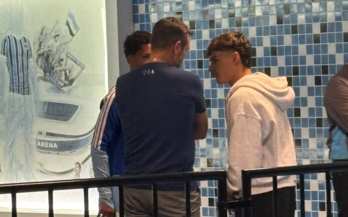 Artur Jorge conversa com Zé Lucas, do Cruzeiro, e Tiaguinho, do Grêmio (Foto: Maic Costa/Central da Toca)