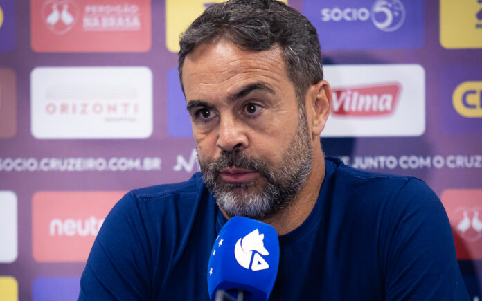 Artur Jorge, em coletiva de imprensa apos vitória diante do Grêmio (Foto: Lucas Bubols/Cruzeiro)