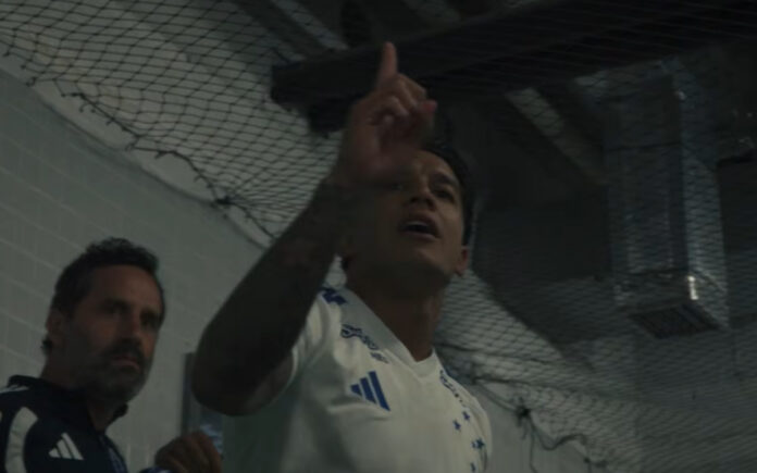 Lucas Romero em conversa com o elenco no vestiário (Foto: TV Cruzeiro)