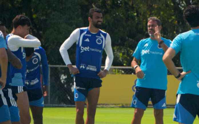 Artur Jorge, técnico do Cruzeiro, em treino nesta quinta-feira (Foto: Reprodução/TV Cruzeiro)