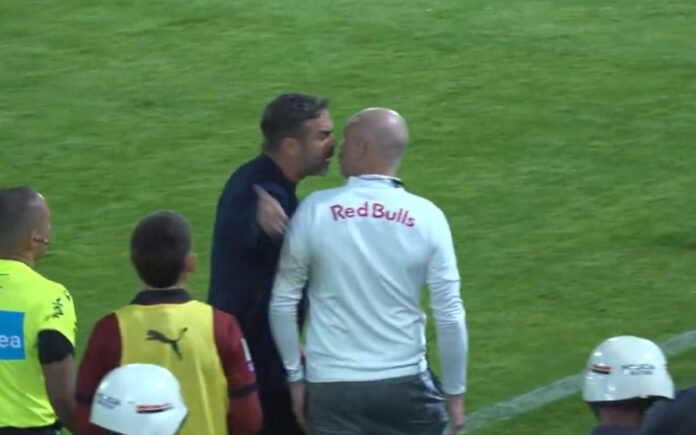 Artur Jorge discute com Anderson Marques, membro da comissão do Bragantino (Foto: Samuca TV)