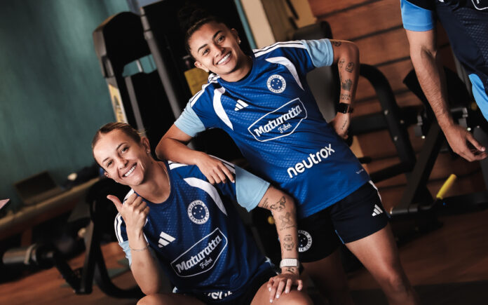 Calhau e Gisseli em treino no Equador (Foto: Gustavo Martins/Cruzeiro)