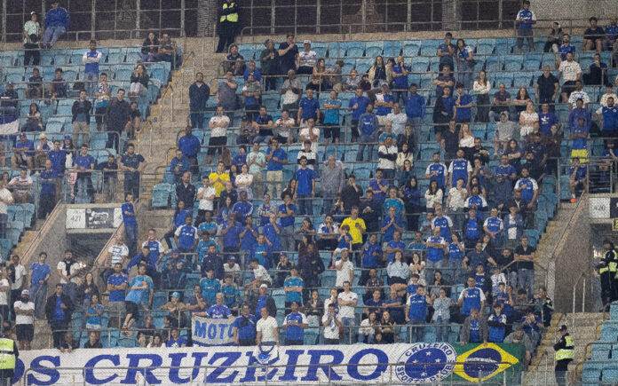 Torcida do Cruzeiro na Arena do Grêmio (Foto: Lucas Bubols/Cruzeiro)