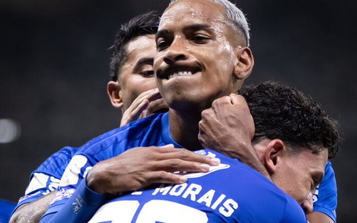 Felipe Morais abraça Matheus Pereira em vitória do Cruzeiro (Foto: Gustavo Aleixo/Cruzeiro)