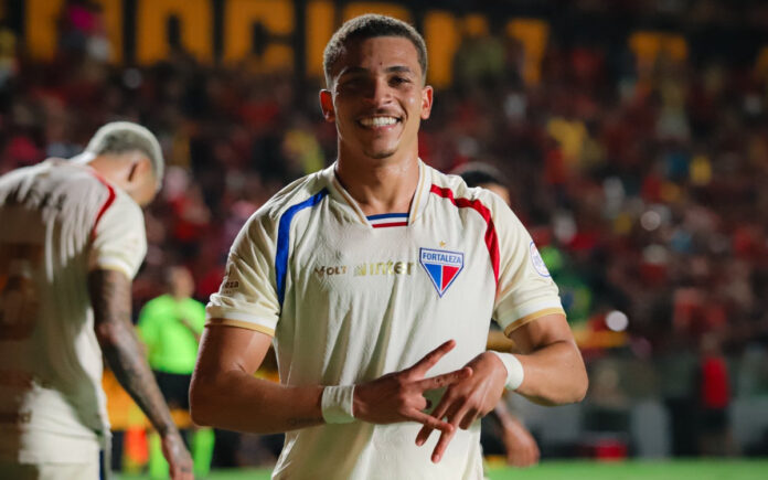 Rodriguinho comemora gol pelo Fortaleza (Foto: Leonardo Moreira/FEC)