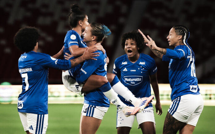 Gisseli comemora primeiro gol da história do Cruzeiro na Libertadores (Foto: Gustavo Martins/Cruzeiro)