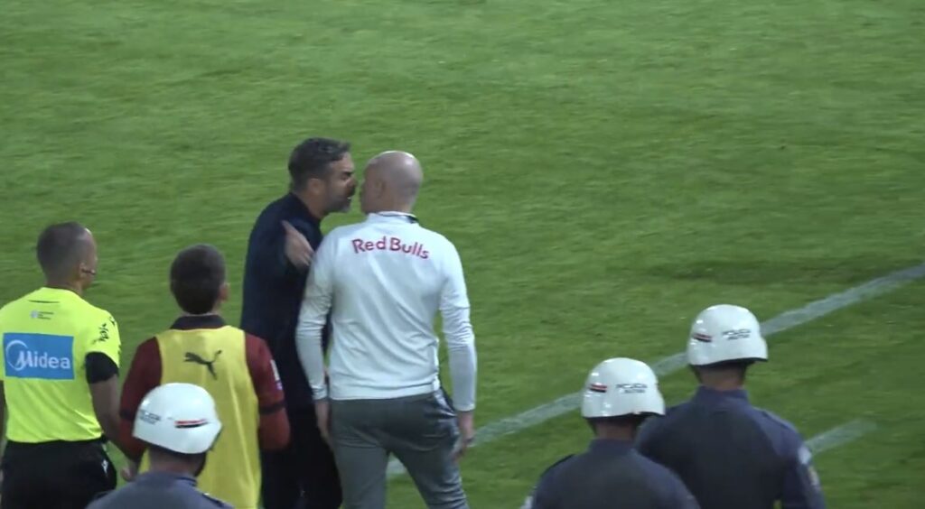Artur Jorge discute com Anderson Marques, membro da comissão do Bragantino (Foto: Samuca TV)