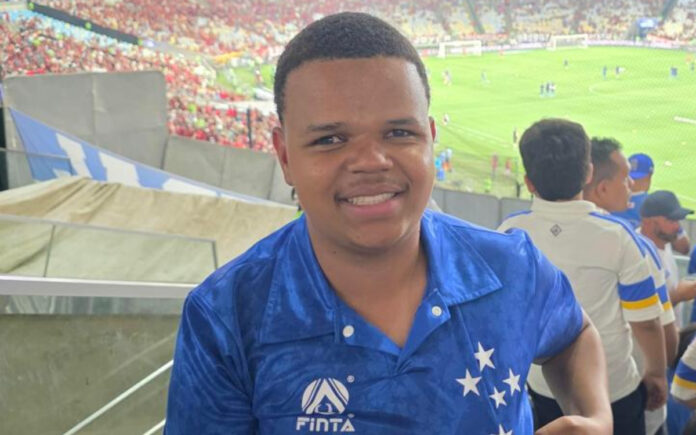 João Augusto Souto, torcedor do Cruzeiro e portador da Síndrome de Arnold-Chiari