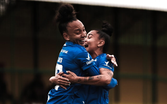 Letícia Alves e Gisseli comemoram o gol que deu a vitória ao Cruzeiro Feminino