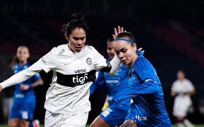 Letícia, atacante do Cruzeiro, em duelo com o Olimpia na fase de grupos (Foto: Gustavo Martins/Cruzeiro)