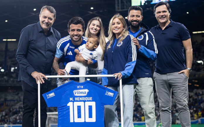 Matheus Henrique foi homenageado pelos 100 jogos com a partida do Cruzeiro