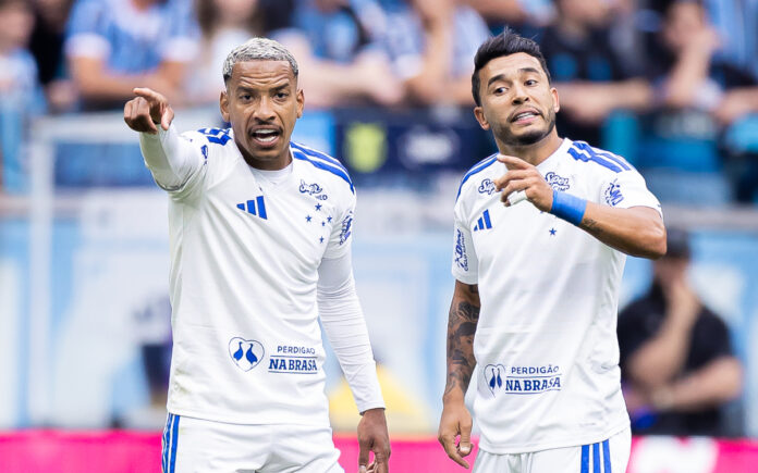 Matheus Pereira e William, em vitória do Cruzeiro pelo Brasileirão