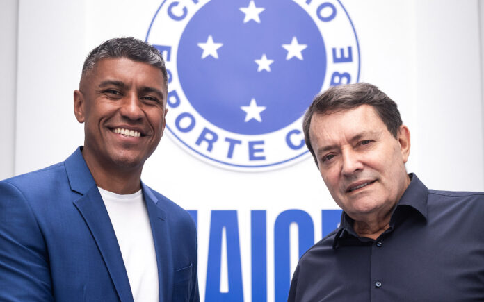 Paulinho e Pedro Lourenço na Toca da Raposa II (Foto: Gustavo Aleixo/Cruzeiro)