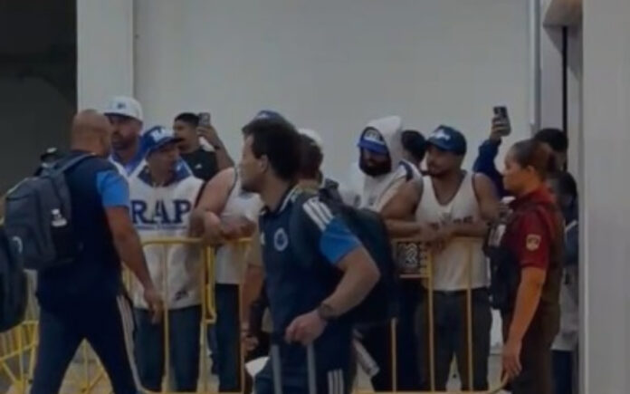 Elenco do Cruzeiro foi recebido com protestos no Aeroporto de Confins (Foto: Reprodução)