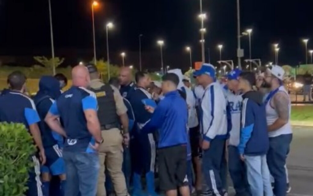 Elenco do Cruzeiro foi recebido com protestos no Aeroporto de Confins (Foto: Reprodução)