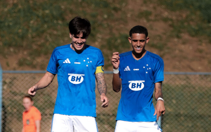 Rayan Lelis e Pietro Tavares, do Cruzeiro (Foto: Gustavo Martins/Cruzeiro)