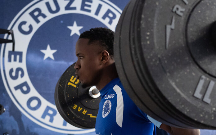 Sinisterra em academia da Toca da Raposa II (Foto: Gustavo Aleixo/Cruzeiro)