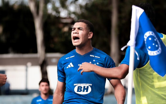 Thaylon é uma das joias do Sub-17 relacionadas para a final do Mineiro Sub-20 (Foto: Gustavo Martins/Cruzeiro)