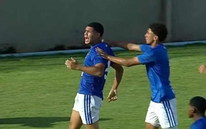 Thaylon comemora gol marcado contra o Atlético-MG