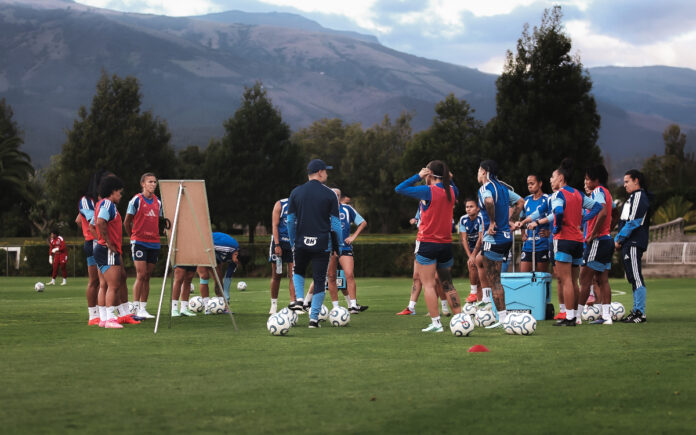 Elenco do Cruzeiro Feminino em Quito (Foto: Gustavo Martins/Cruzeiro)