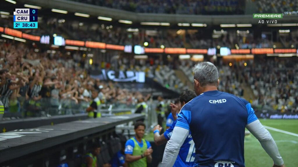 Kaio Jorge faz sinal para a torcida do Atlético-MG (Reprodução/Premiere)