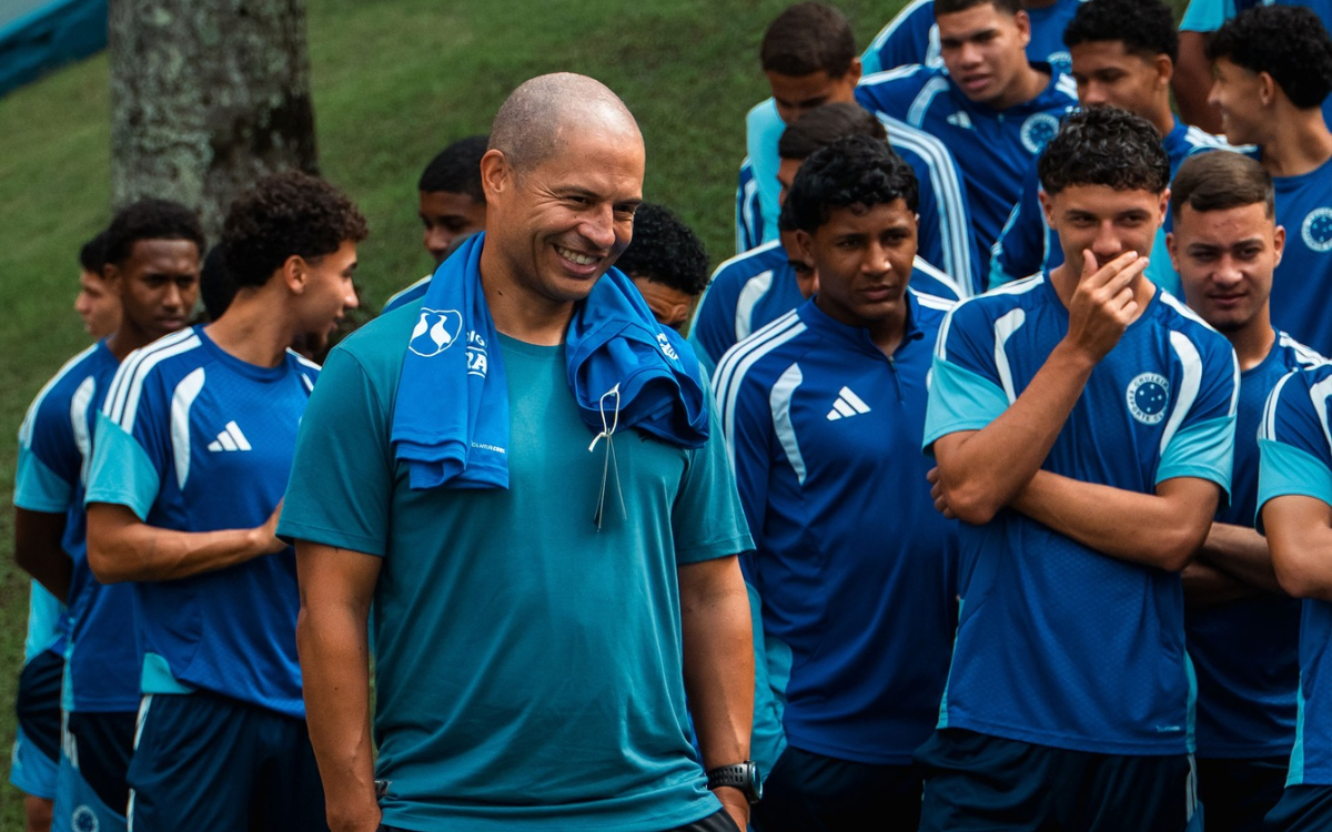 Ídolo do Cruzeiro, Alex vai à Toca I, é homenageado e conversa com Crias da Toca