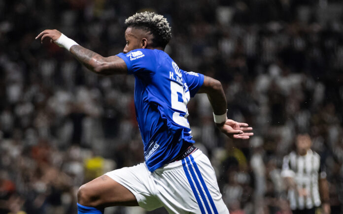 Arroyo perdeu gol claro na vitória sobre o Atlético-MG