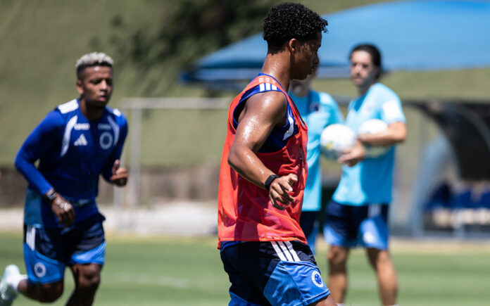 Arroyo e Zé Lucas em treino na Toca II, em BH