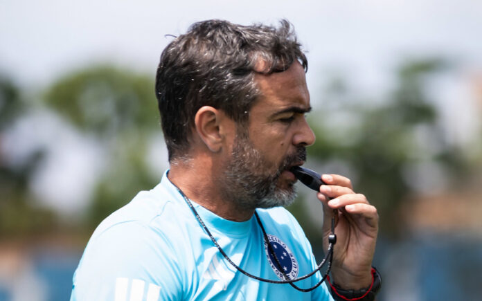 Artur Jorge durante treino na Toca II, em BH