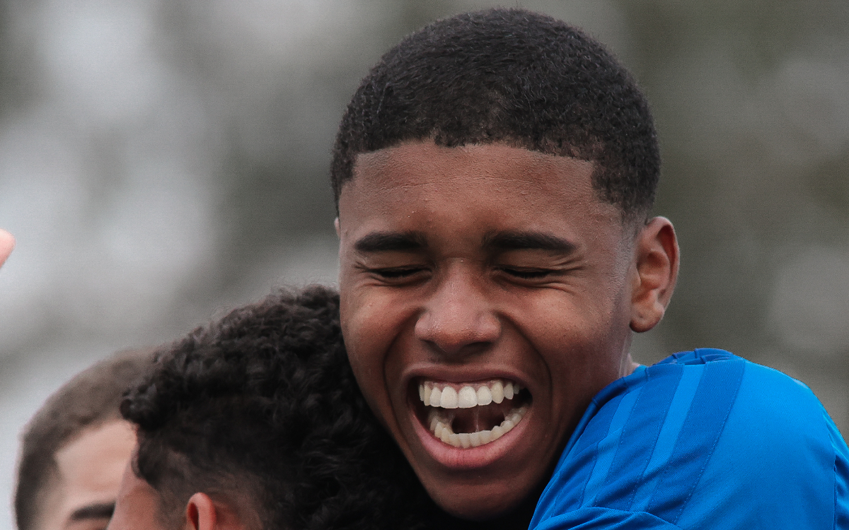 Zagueiro de 16 anos assina primeiro contrato profissional com o Cruzeiro