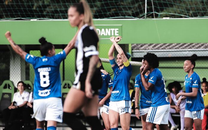 Calhau comemora gol em vitória sobre o Atlético-MG
