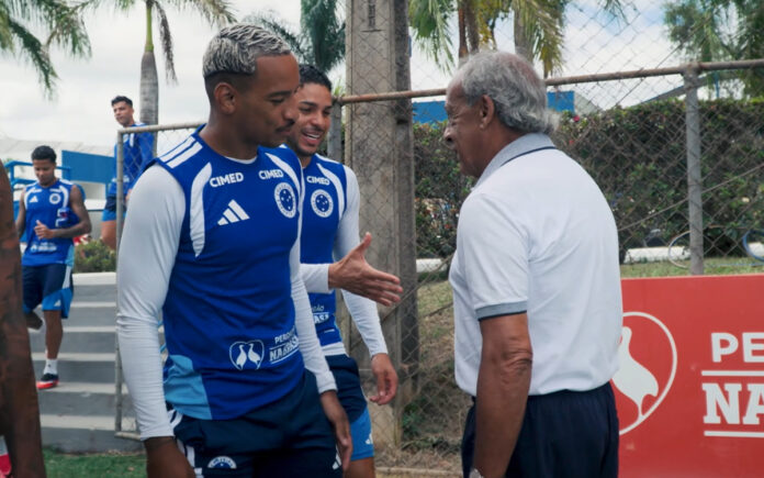 Matheus Pereira, camisa 10 do Cruzeiro, conversa com Dirceu Lopes