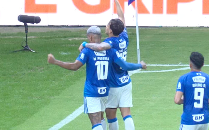 Matheus Pereira e Kaio Jorge em comemoração de gol do Cruzeiro contra o São Paulo