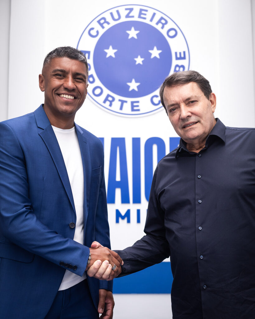 Paulinho, novo dirigente do Cruzeiro, tem primeiro contato com elenco (Foto: Gustavo Aleixo/Cruzeiro)